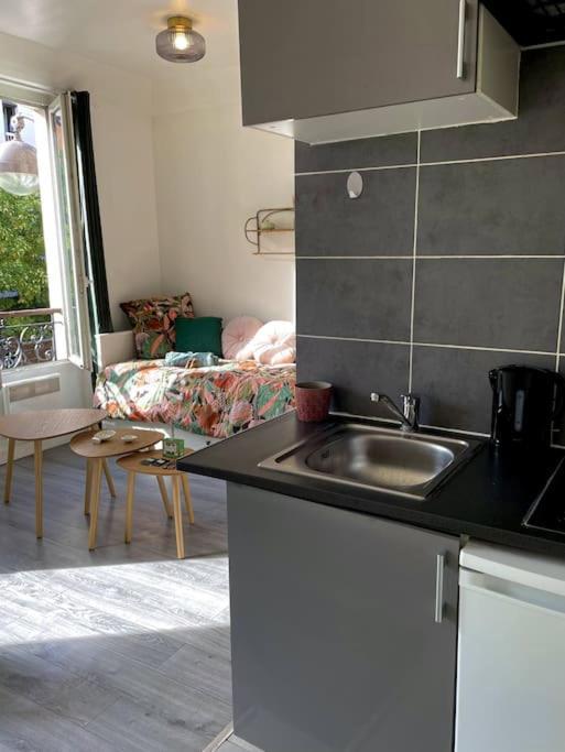 Charming Bright Sunny Studio Near Canal St Martin Paris Exterior photo